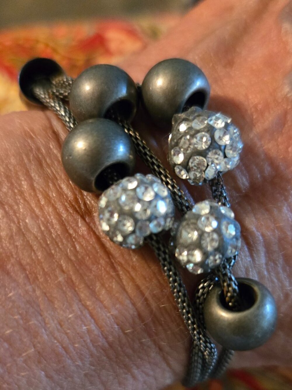 Bracelet with glitter and metal combination